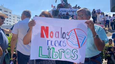 Se manifiestan en contra de libros de texto en Tijuana