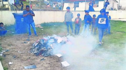 Comunidad de Chiapas quema libros por ser 'satánicos'