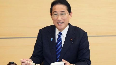 Primer ministro japonés come pescado de Fukushima, tras vertido de radiación