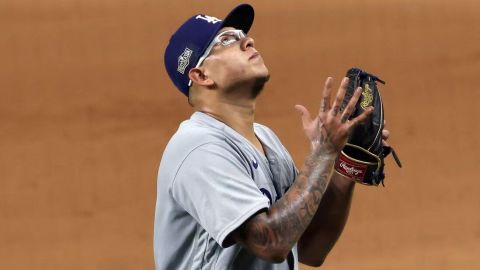MLB y Los Ángeles Dodgers suspenden a Julio Urías