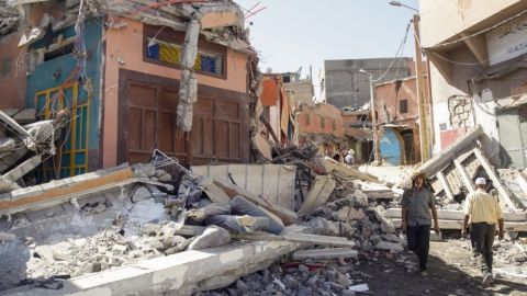 Suman más de mil muertos por terremoto de 6.8 en Marruecos