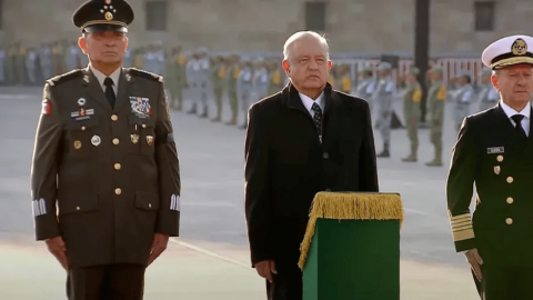 Izan bandera a media asta en Zócalo de CDMX en memoria de víctimas de sismos