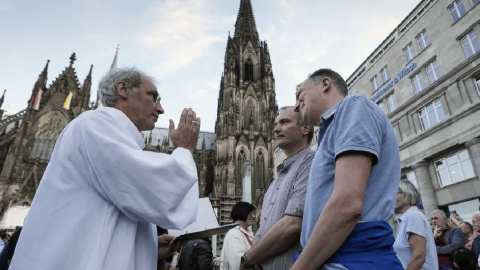 Sacerdotes alemanes bendicen parejas LGBT como protesta contra el Vaticano