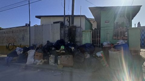 Denuncian basurero clandestino en Avenida Baja California