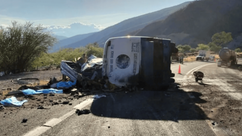 Volcadura de autobús en Oaxaca deja al menos 18 muertos y 24 heridos