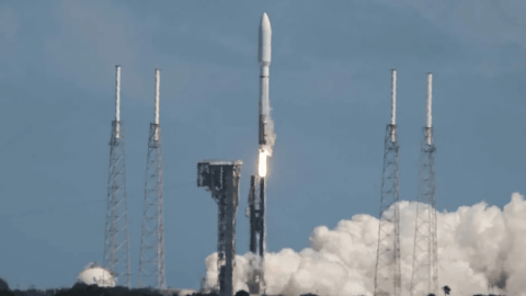 Amazon en la carrera espacial: lanza 2 satélites para competir con SpaceX