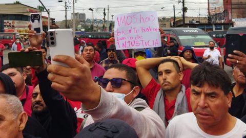 Taxistas bloquean vialidades en Tijuana