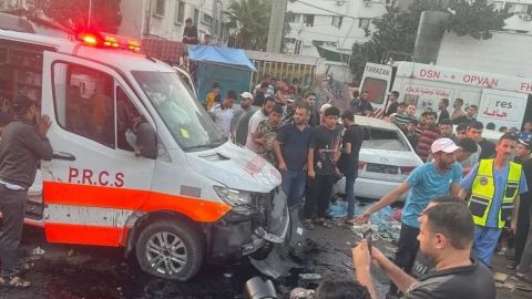 Bombardean ambulancias que salían de hospital en Gaza