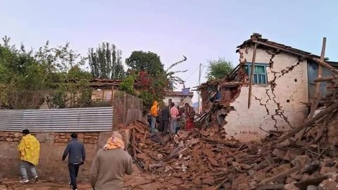 Terremoto de magnitud 6.4 deja 157 muertos y decenas de heridos en Nepal