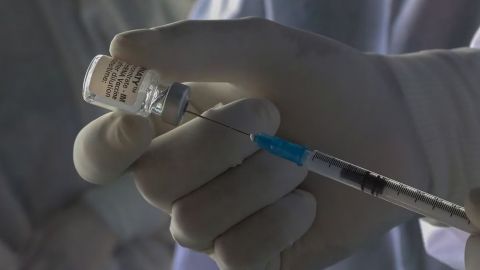 Llega a México primer cargamento de vacunas actualizadas de Pfizer contra Covid