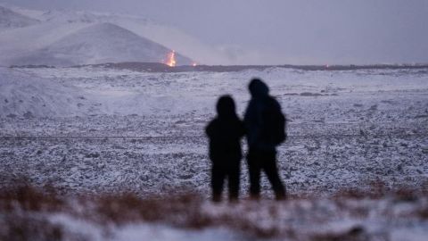 Piden a la gente despejar la zona de erupción volcánica en Islandia