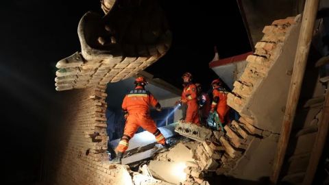 Sube al menos a 127 el número de muertos tras sismo en China