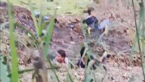 Captan momento en que migrantes se ahogan en fango del Río Bravo