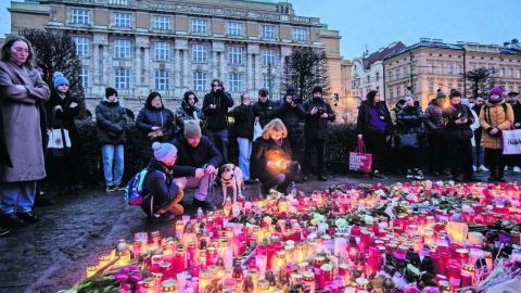 República Checa rinde homenaje a víctimas de matanza en universidad