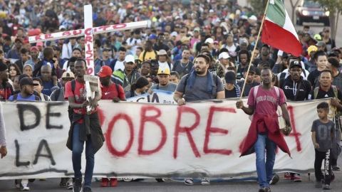 Miles de migrantes salen en caravana hacia EU desde Tapachula