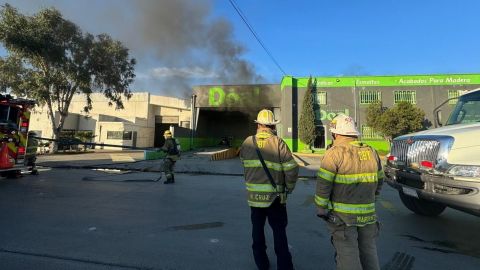 Fuerte incendio en fábrica de pintura en Tijuana