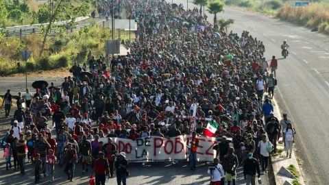 Caravana migrante avanza hacia Villa Comaltitlán, Chiapas