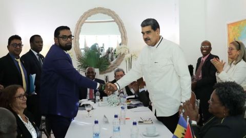Maduro ordena 'acción defensiva' ante llegada de buque británico a Guyana