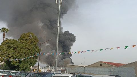 Evacuan clínica 20 del IMSS por fuerte incendio en Tijuana