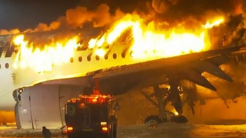 Dos aviones colisionan en aeropuerto de Tokio y deja 5 muertos