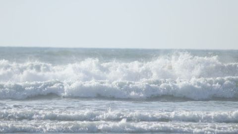 Advierten de alto oleaje en Playas de Rosarito