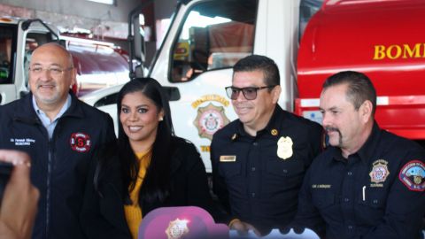 Montserrat Caballero entrega unidades y equipo a Bomberos Tijuana