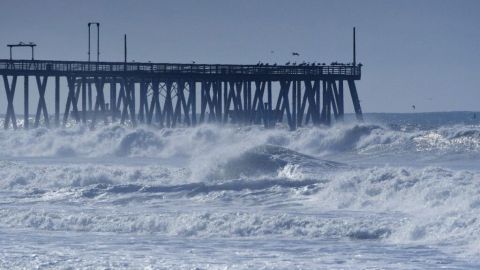 Alertan por alto oleaje en Rosarito