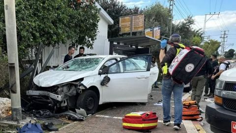 Auto embiste a multitud en Israel; una persona muere y al menos 10 heridos