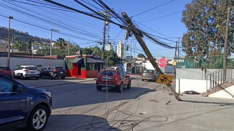 Auto choca y derriba un poste en Tijuana