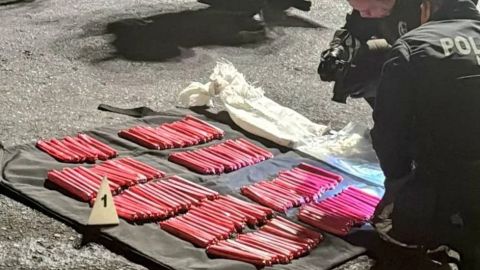 Descubren 131 paquetes de dinamita frente a estación policial de Ecuador
