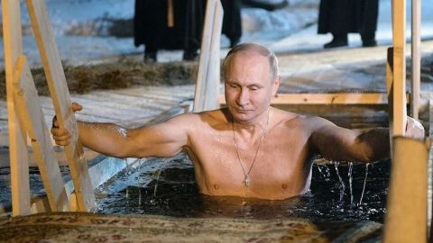 Putin celebra la Epifanía ortodoxa con chapuzón en agua helada