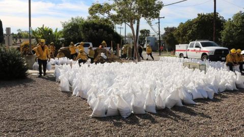 San Diego se prepara y entrega sacos de arena ante tormenta
