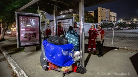 Voluntarios de Cruz Roja Tijuana entregan cobijas a los más vulnerables