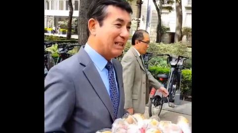 Embajador de Japón en México sale a repartir 'guajolotas' por Día de Candelaria