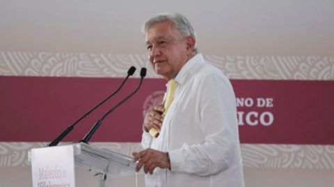 AMLO busca garantizar salario mínimo para maestros, médicos y militares