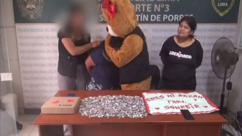 Detienen a una delincuente con disfraz de oso gigante en Perú