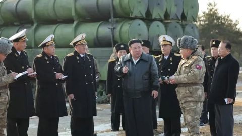 Kim supervisa lanzamiento de nuevo misil tierra-mar en Corea del Norte