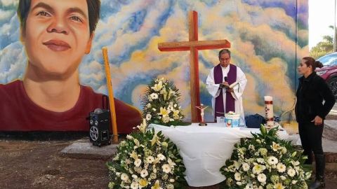 Develan y bendicen mural en honor a las víctimas de la masacre en Salvatierra