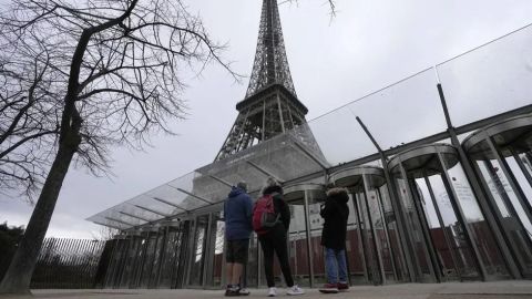 Abren Torre Eiffel tras 6 días de huelga; trabajadores aceptan acuerdo