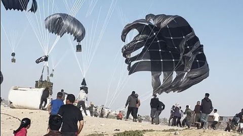 Mueren 5 personas en Gaza por impacto de la ayuda humanitaria lanzada por aire