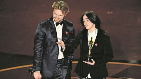Billie Eilish agradece a sus profesores de música al ganar su segundo Oscar