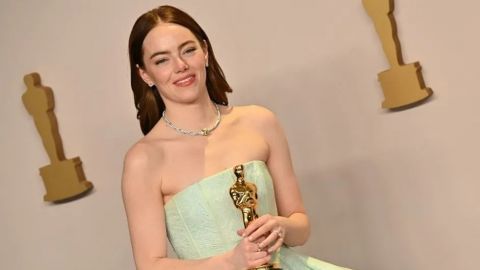 Así se le rompió el vestido a Emma Stone al subir por su Oscar a Mejor actriz