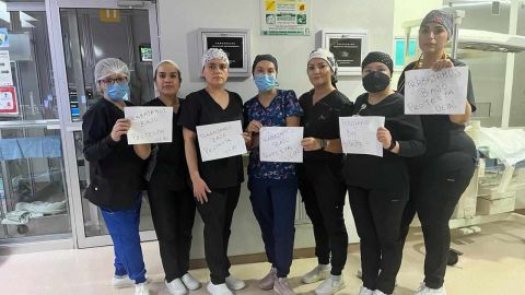 Despiden a enfermeros por muerte de paciente en IMSS, compañeros se manifiestan
