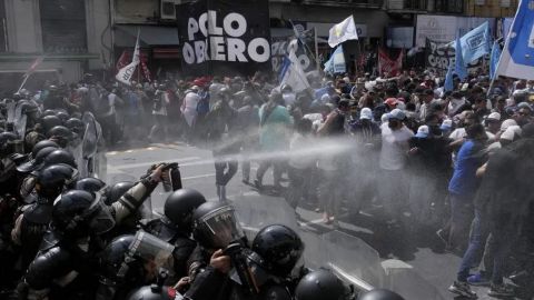 Policía dispersa con agua protestas que exigen alimentos en Argentina