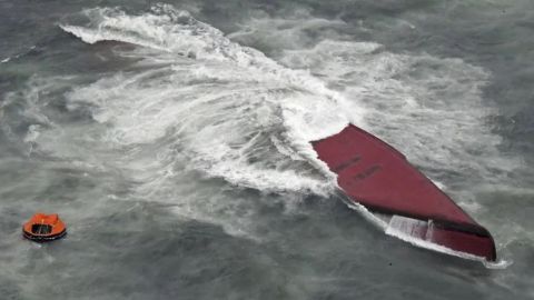 Vuelca buque cargado con ácido y mueren 8 tripulantes en Japón