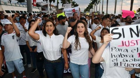 Marchan ciudadanos en apoyo a paro de policías en Campeche