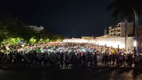 Marchan en apoyo al paro de policías en Campeche