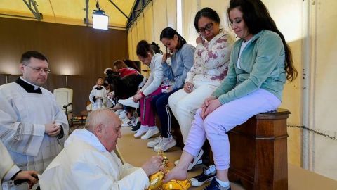 En silla de ruedas, Papa Francisco lava los pies a reclusas por Jueves Santo