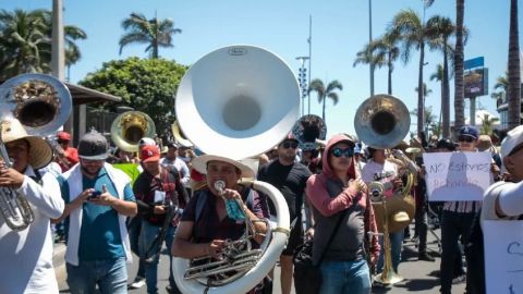 Bandas mazatlecas arman 'megafiesta' en calles del puerto