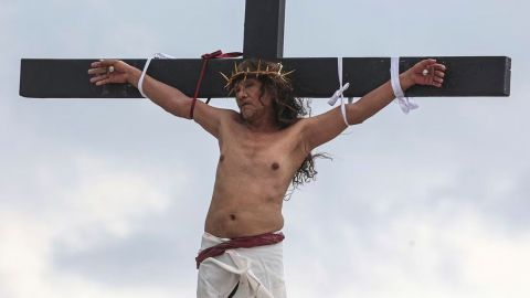 Carpintero filipino es crucificado por 35va vez durante el Viernes Santo